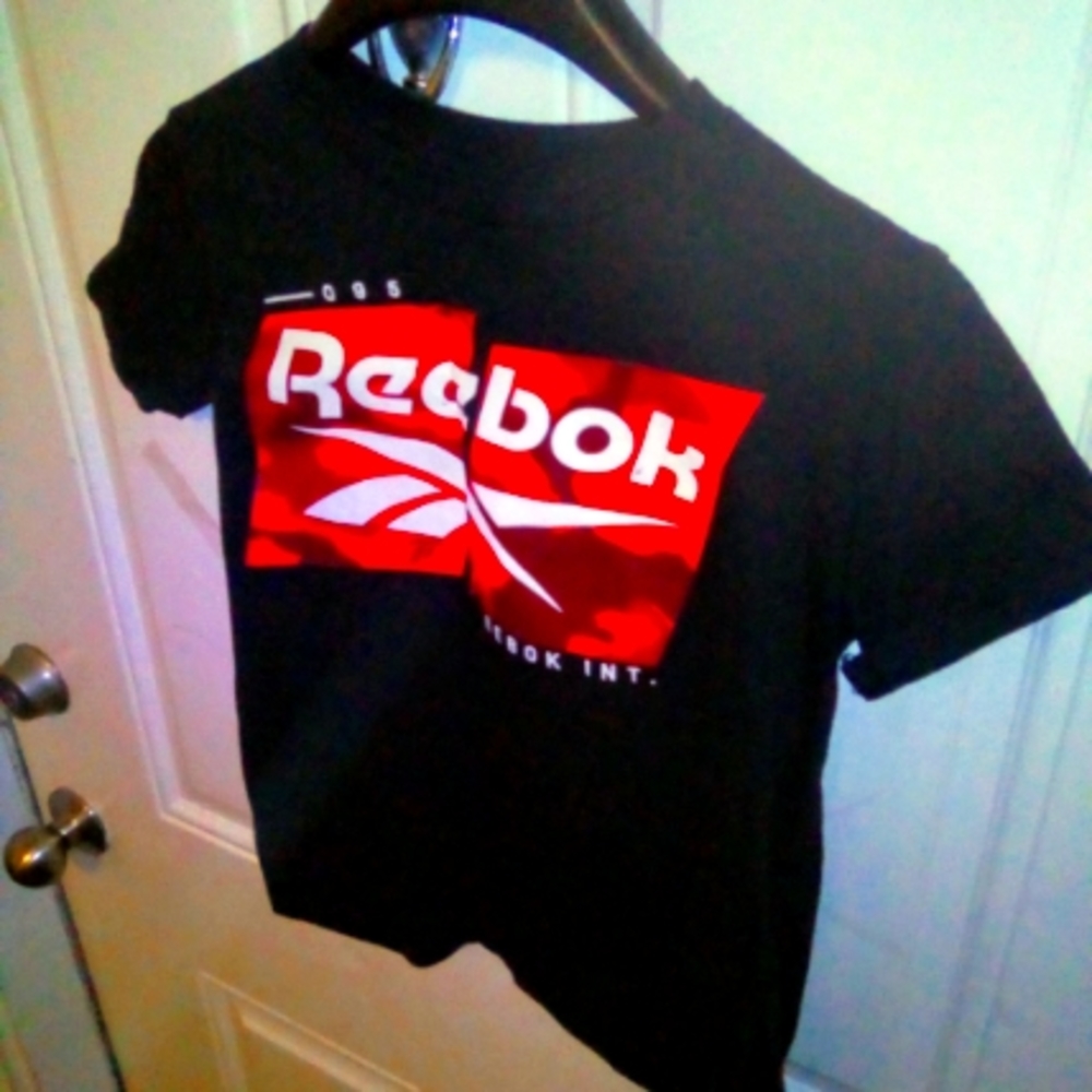 Youth Size 8 Reebok T-shirt in Black/Red/White